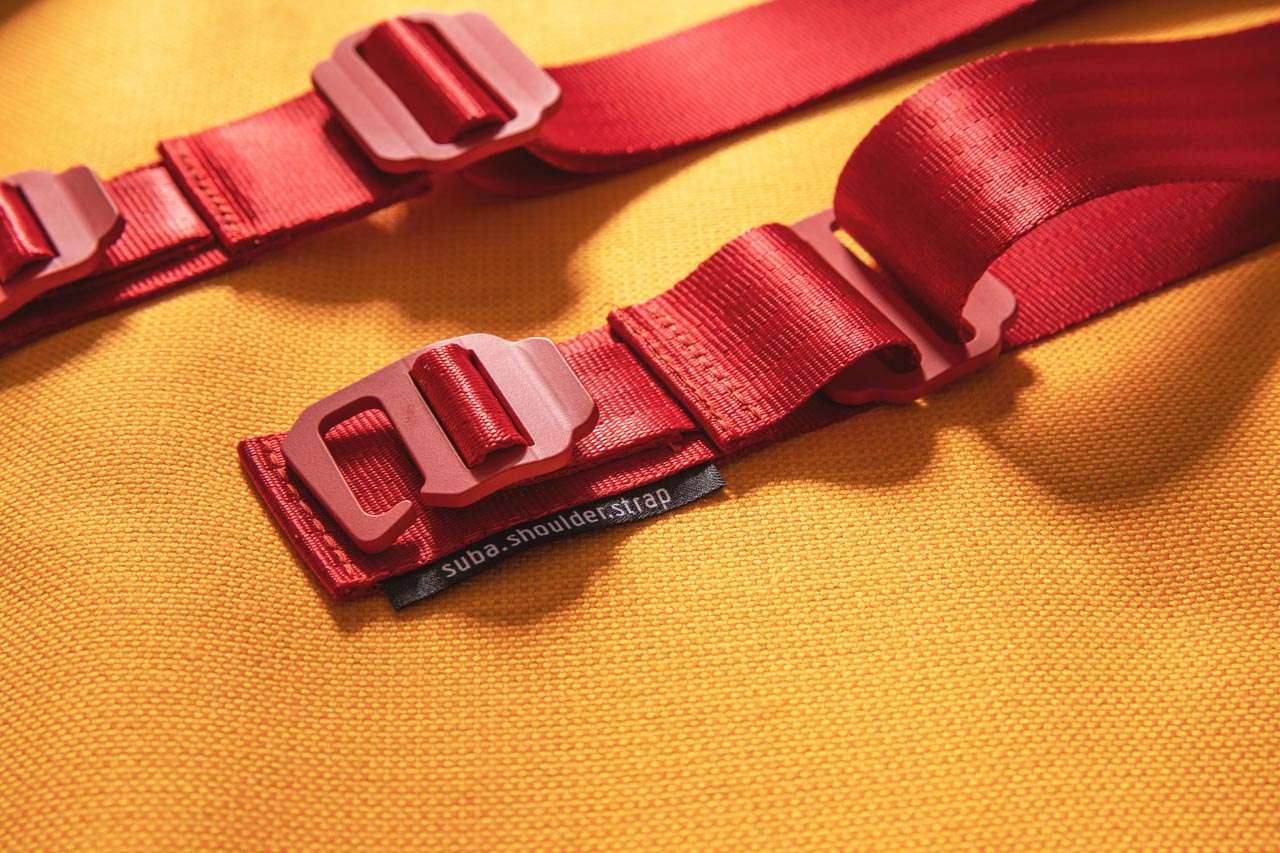 Detailfoto vom roten Schultergurt mit schönen Aluminiumhaken suba.shoulder.strap.red