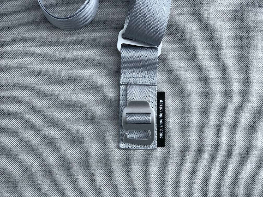 suba.shoulder.strap.silvergrey Detail des Aluminiumhakens