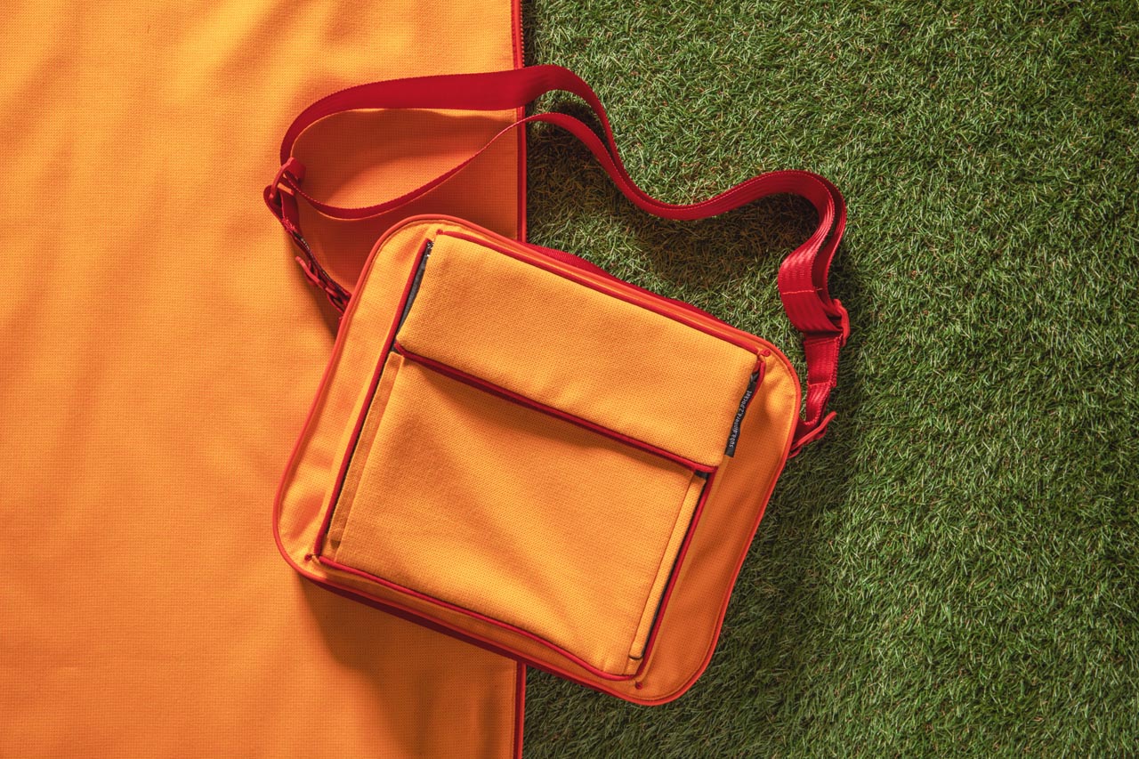 Roter Schultergurt an einer gelben Tischchentasche suba.shoulder.strap.red suba.littlebutler.shuttle.yellow