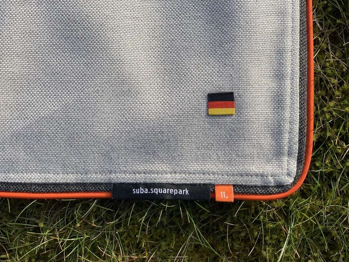 Made in Germany, Label mit Deutschlandfahne auf eine Decke genäht Made in Germany, Label mit Deutschlandfahne auf eine Decke genäht