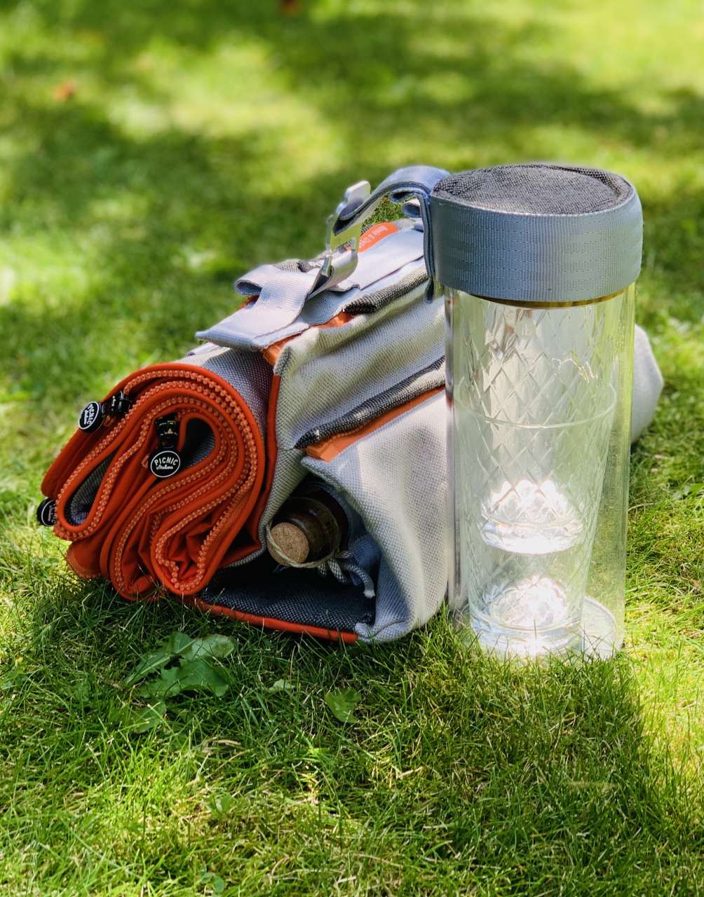 Picknick-Set startklar mit Wein und Getränkegläsern Picknick-Set startklar mit Wein und Getränkegläsern