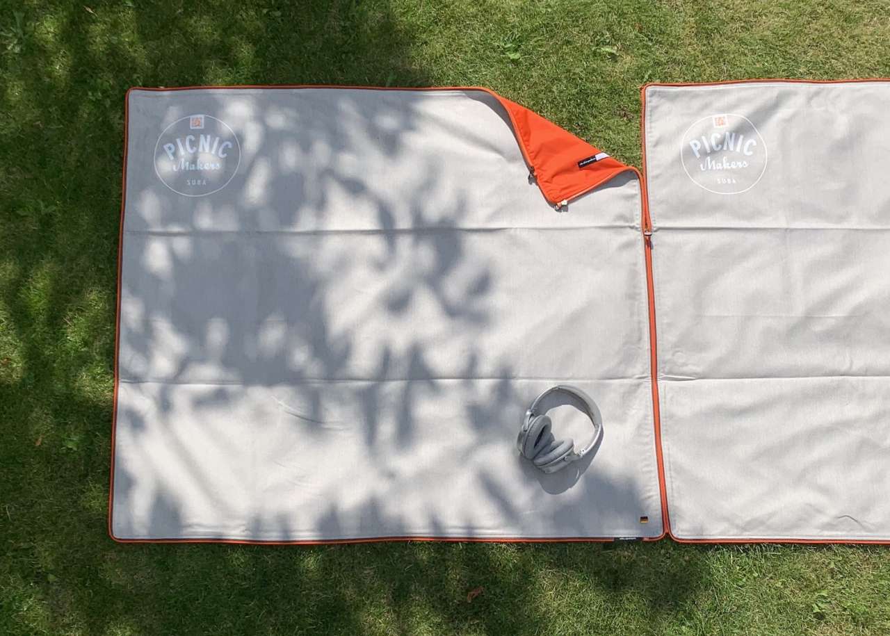 2 Picknickdecken zusammenlegen aneinanderzippen