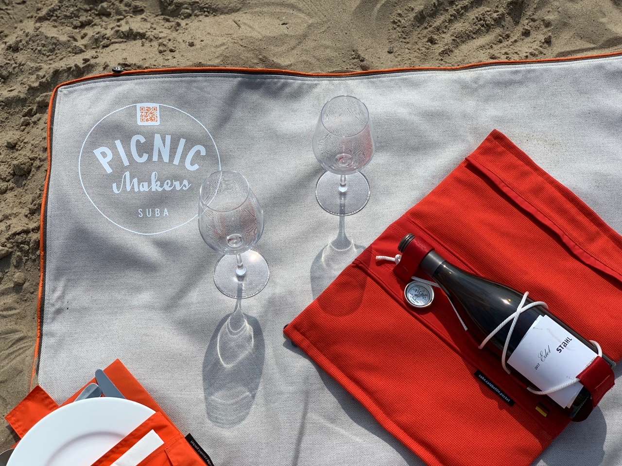 Picknickdecke suba.centralpark am Strand von Kampen auf Sylt mit Weingläsern und Weinkühler suba.coldbottle.pocket