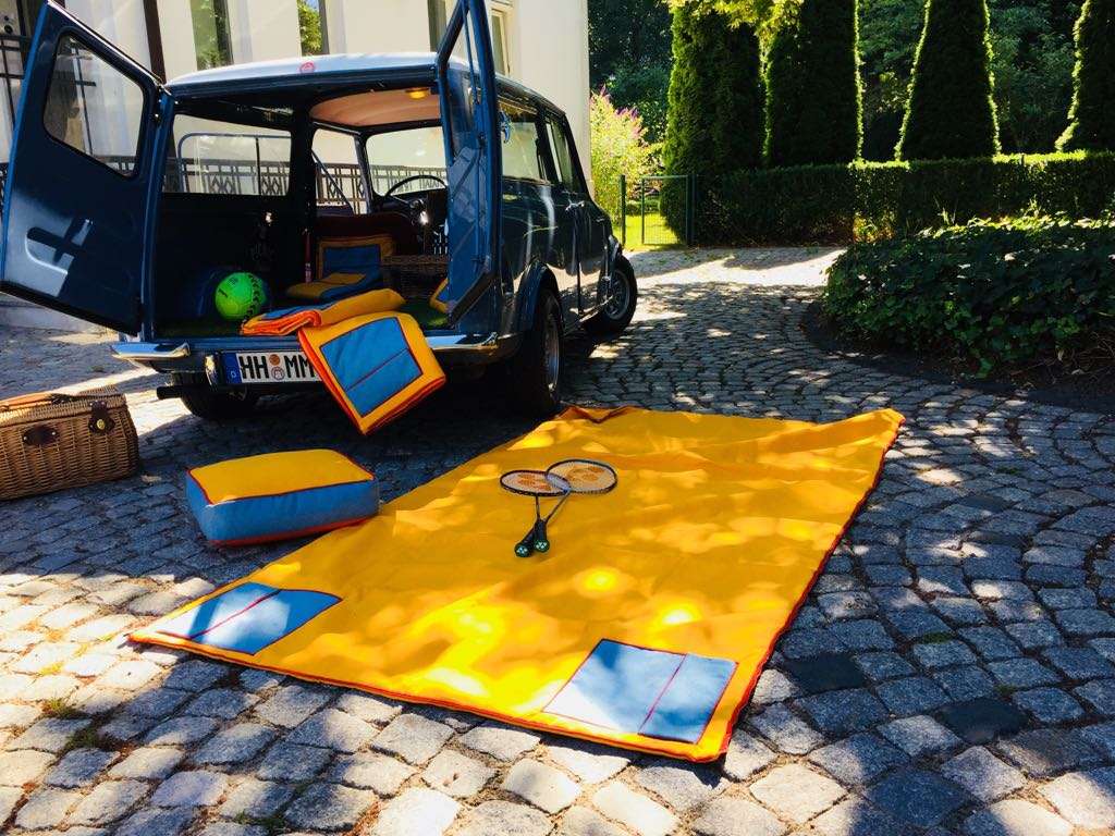 Alter Mini Kombi mit Picknick-Decken und Kissen