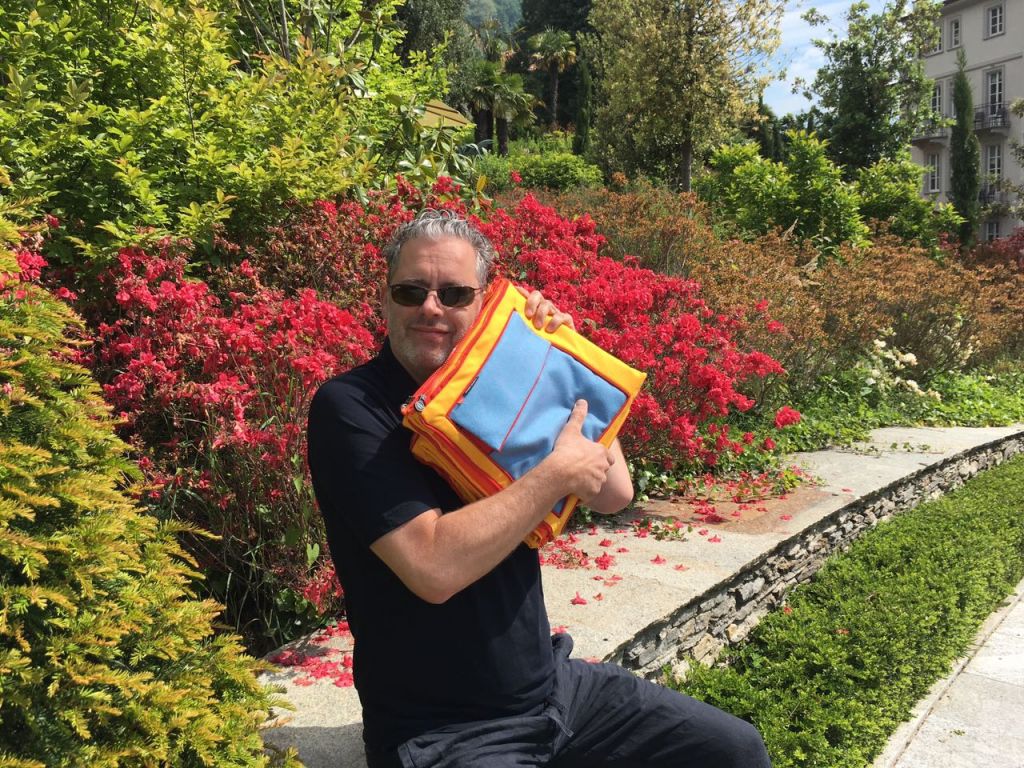 SUBA Stephan Subasic mit gefalteter Picknickdecke in Italien