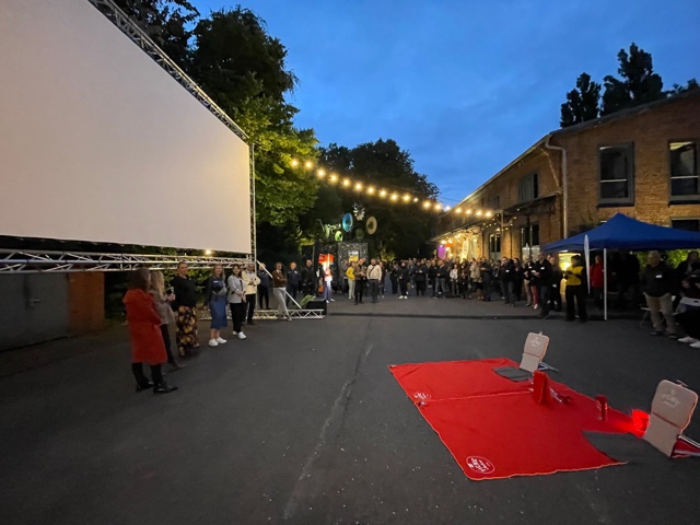 SUBA kooperiert mit Erco und ist Partner beim ersten Open Air Kino Event des Leuchtenspezialisten