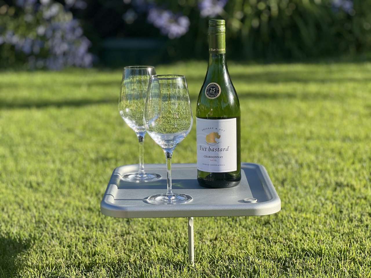 suba.littlebutler.11 mit Chardonny und Gläsern auf Wiese
