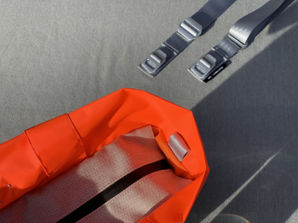 Detail mit Schlaufen für suba.shoulder.strap an der suba.001.bag