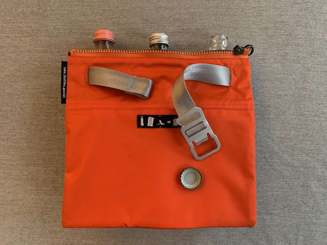 suba.3bottles.pocket Picknicktasche für 3 Flaschen von hinten mit Flaschenöffner