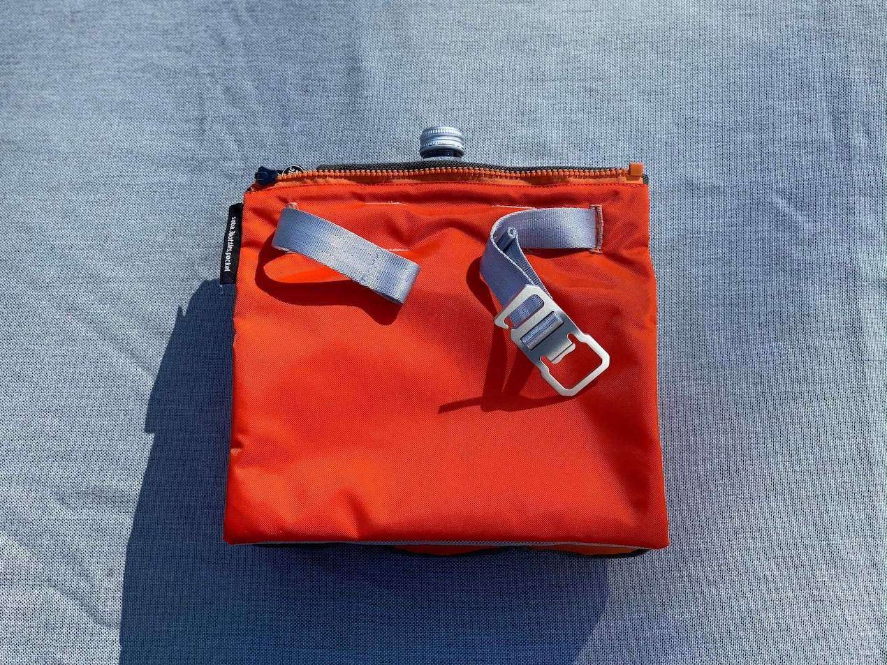suba.3bottles.pocket von hinten mit Flaschenöffner