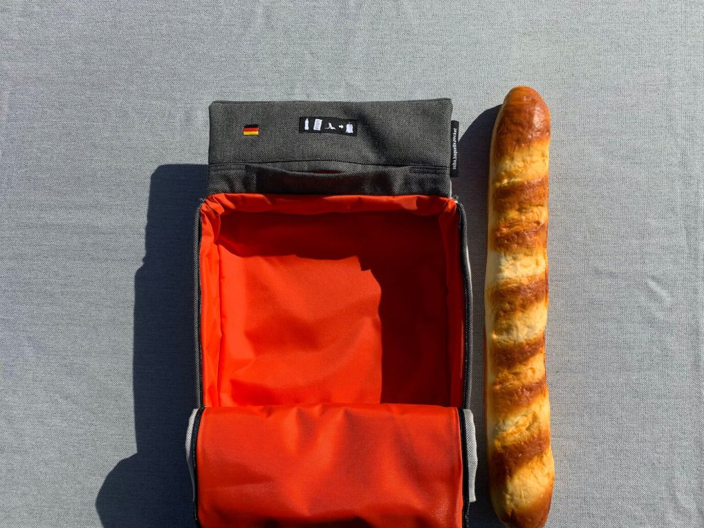 suba.baguette.pocket.silvergrey offen mit einem Baguette daneben