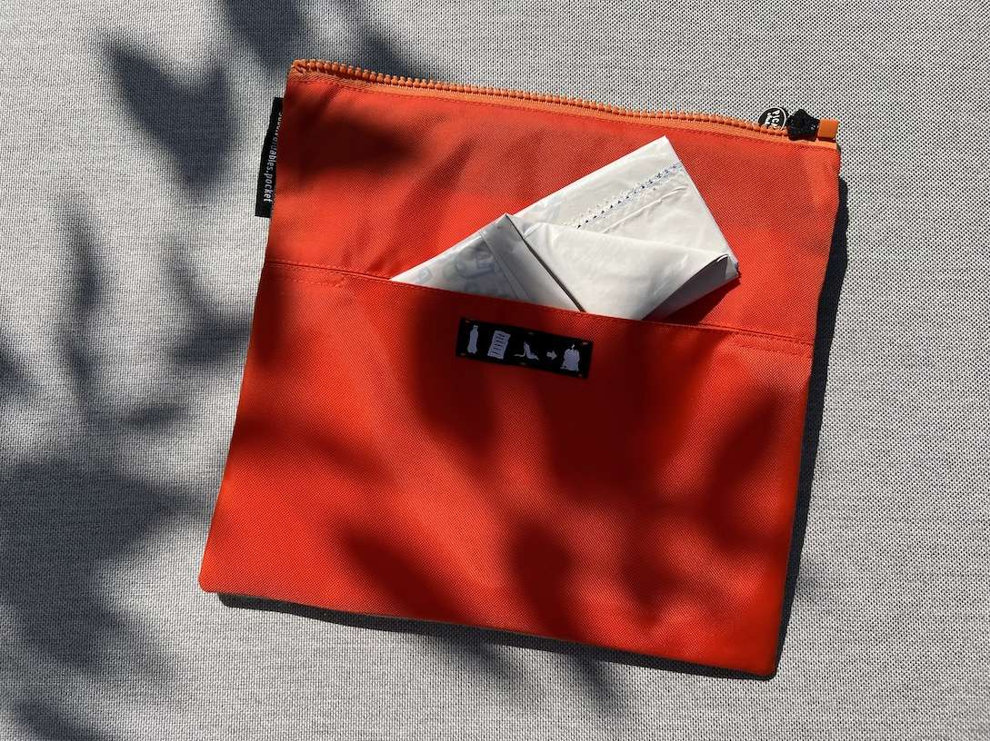 suba.books.pocket mit Müllbeuteltasche auf der Rückseite