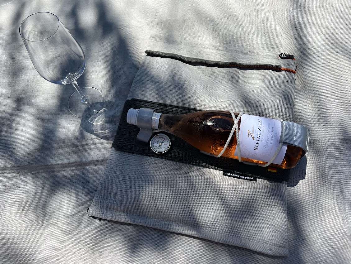 Gekühlte Flasche auf geöffneter Tasche befestigt