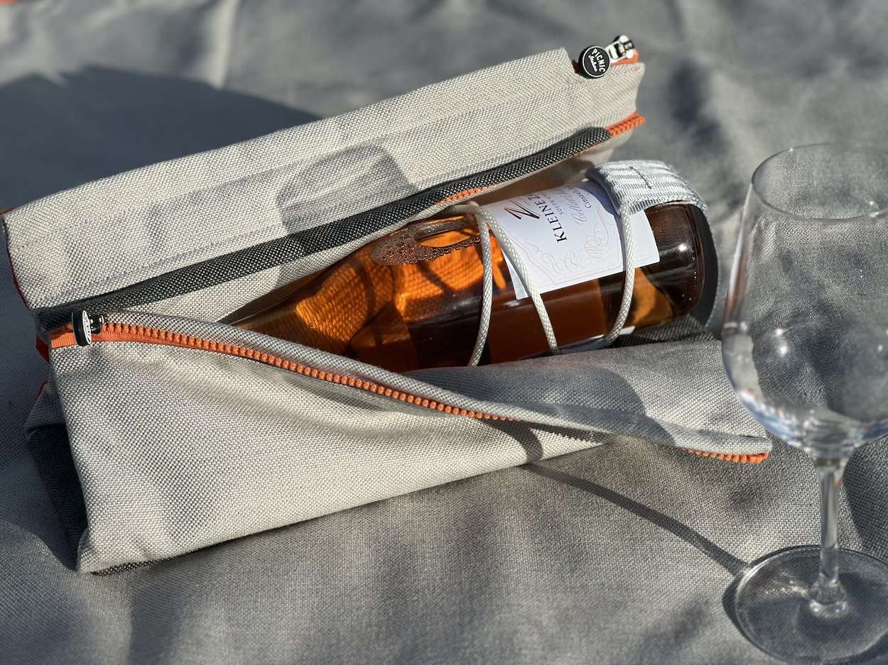Flaschenkühler suba.coldbottle.pocket zu 3/4 geöffnet zeigt eine Champgnerflasche