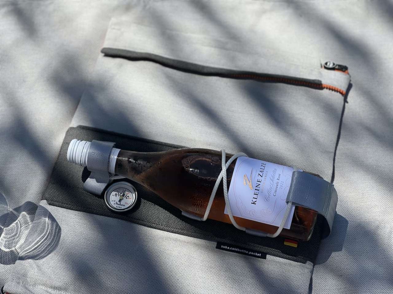 suba.coldbottle.pocket geöffnet mit festgeschnürter Flasche Kleine Zalze