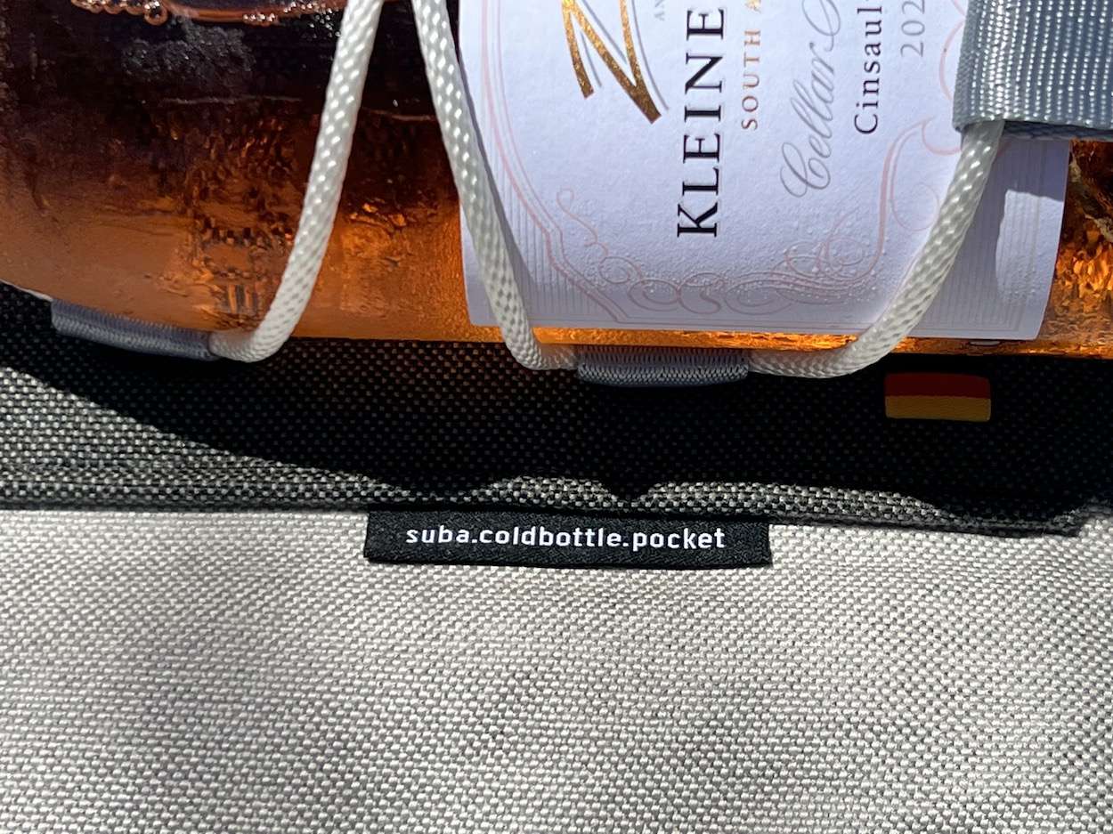 closeup vom Label des Flaschenkühlers suba.coldbottle.pocket