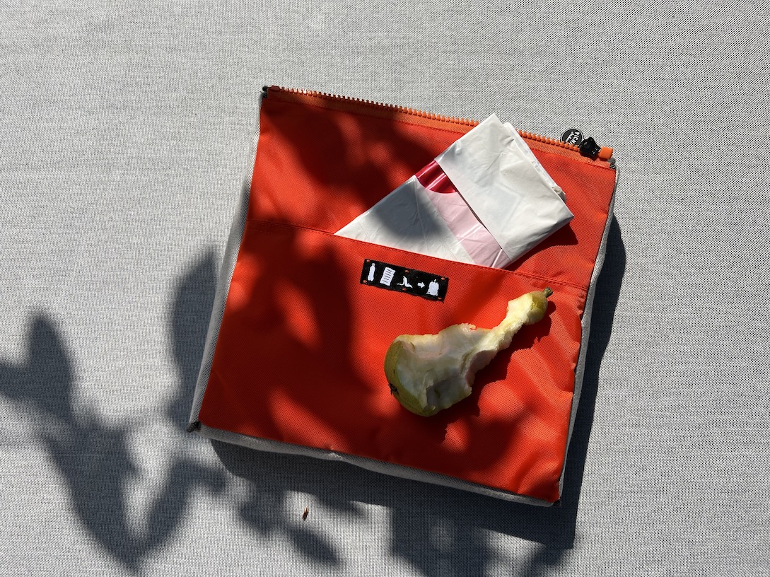 Rückseite der suba.store.pocket mit Müllbeutelfach