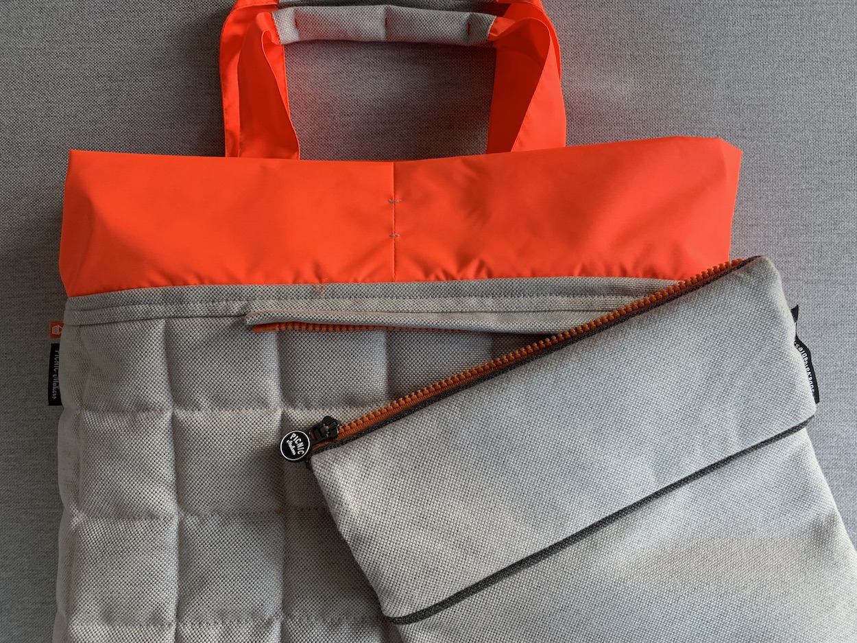 suba.001.bag mit darauf liegender Wertsachentasche suba.valuables.pocket in silvergrey