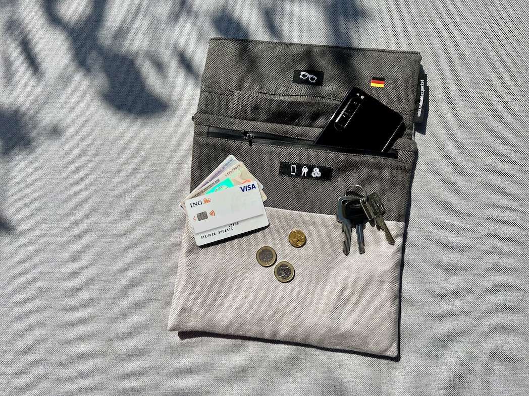 Offene suba.valuables.pocket mit Schlüsseln, Geld und Kreditkarte