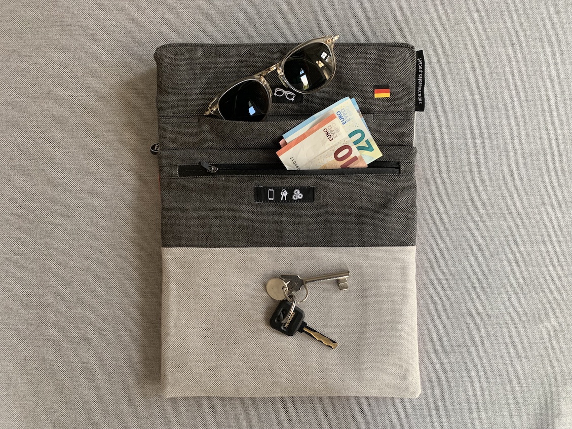suba.valuables.pocket Wertsachentasche mit Geld, Brille und Schlüsselbund
