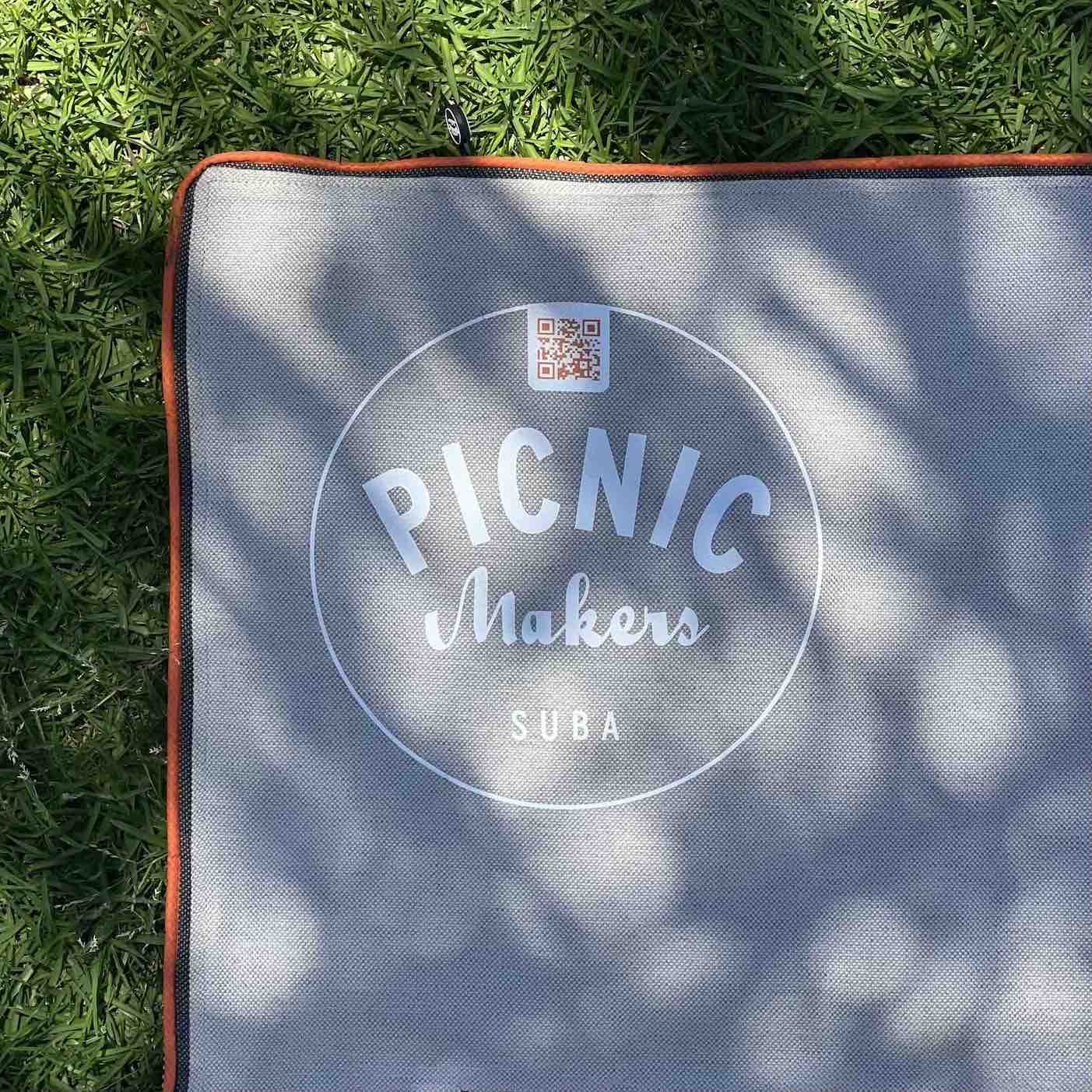 Detail close-up of the folded suba.squarepark.11.silvergrey, positioned top left, highlighting the logo.