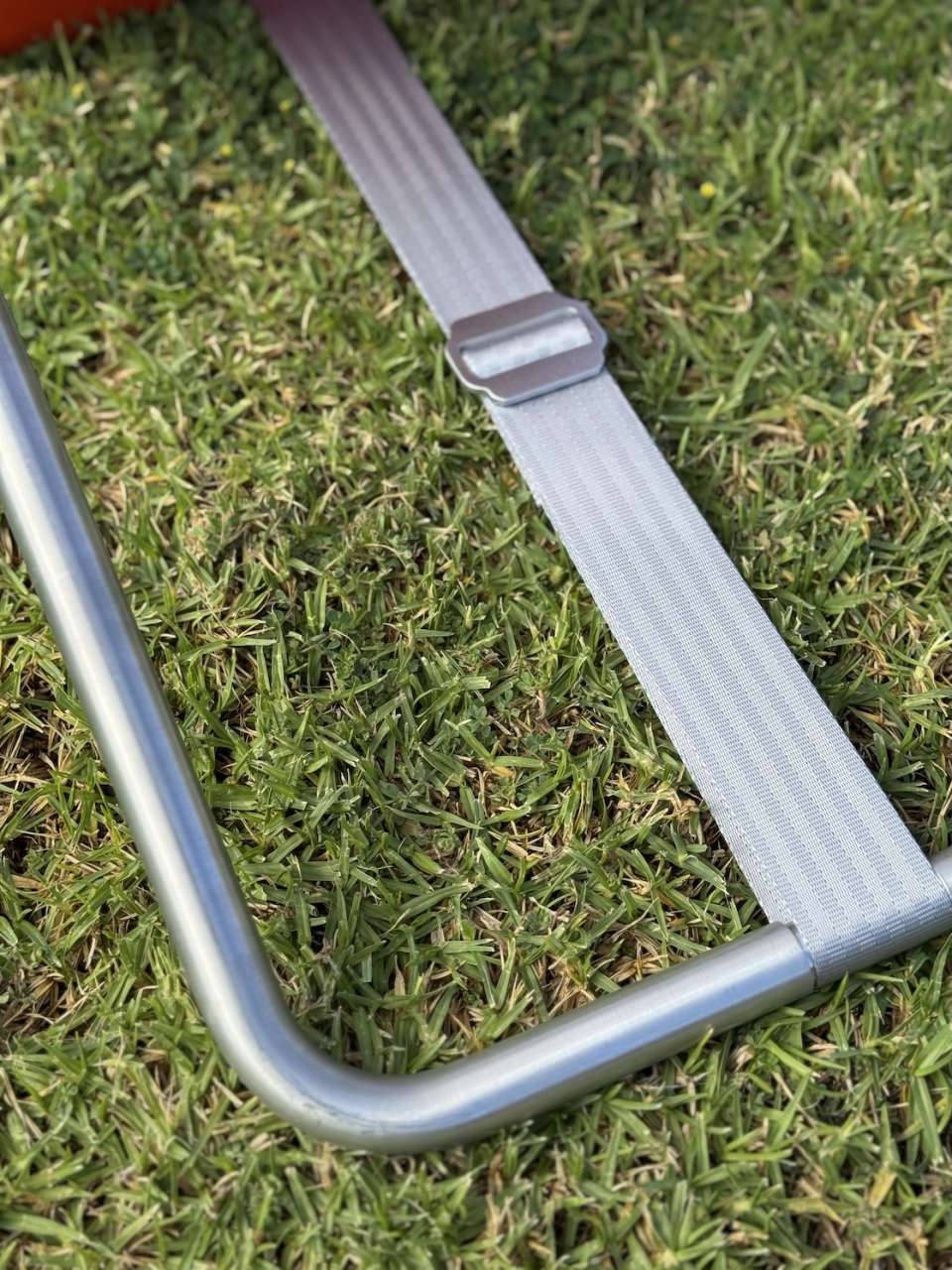 suba.backrest aluminum angle adjuster detail on assembled backrest close-up on grass sunlit outdoor setting