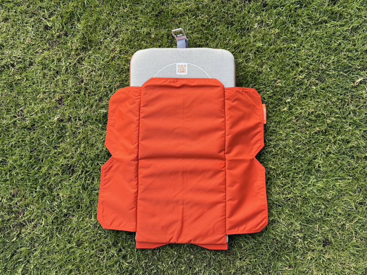 suba.backrest.silvergrey lifted seat base underside showing extra width wider than backrest close-up on grass sunlit outdoor setting ☀️🌿