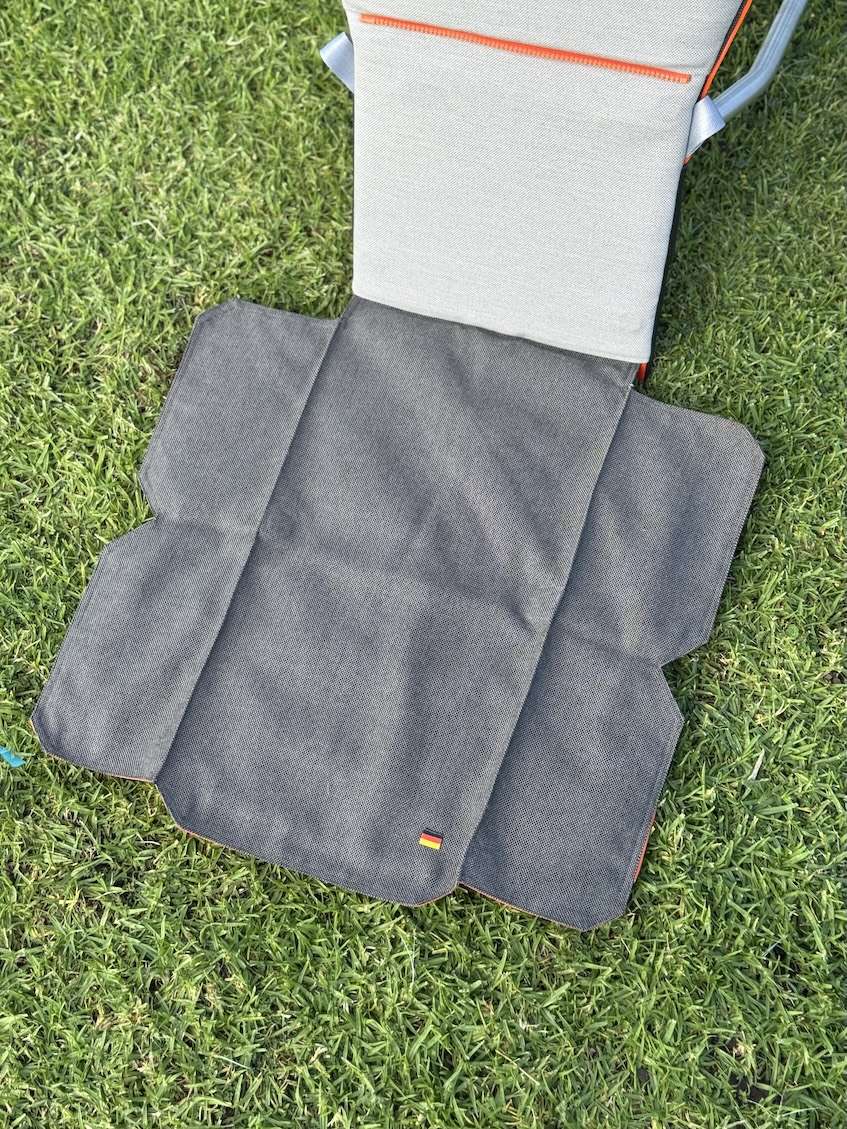 suba.backrest.silvergrey unfolded seat base detail close-up on grass sunlit outdoor setting ☀️🌿