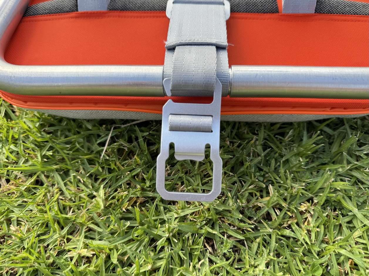 suba.backrest.silvergrey-hanging-and-fastening-loop-detail-on-folded-backrest-close-up