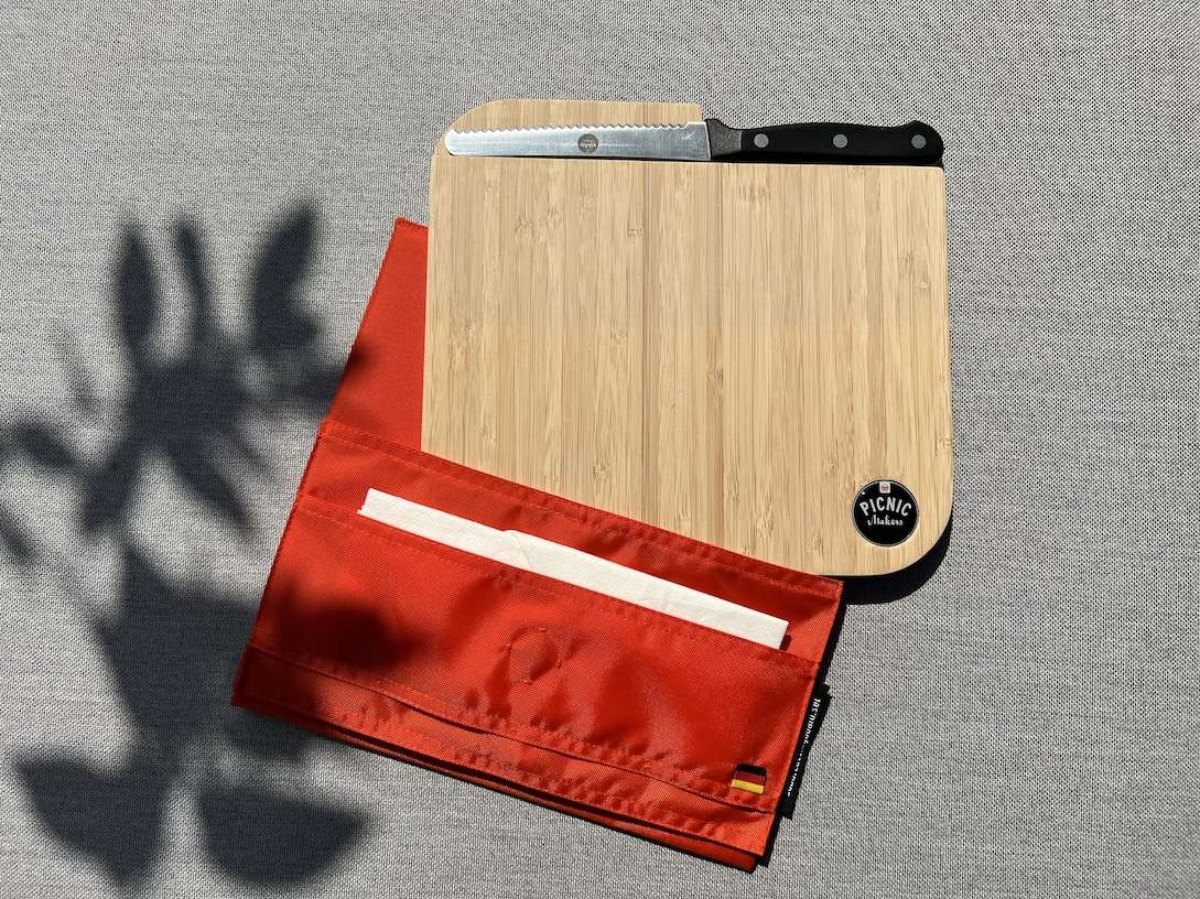 suba.cuttingboard.set Schneidbrett mit Solingen-Wüsthoff-Messer aus der Tasche gezogen