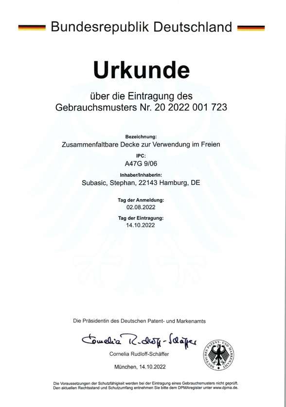U r k u n d e über die Eintragung des Gebrauchsmusters Nr. 20 2022 001 723 Bezeichnung: Zusammenfaltbare Decke zur Verwendung im Freien IPC: A47G 9/06 I n h a b e r / I n h a b e r i n : Subasic, Stephan, 22143 Hamburg, DE